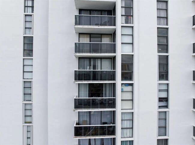 Building Photo - 3675 N Country Club Dr