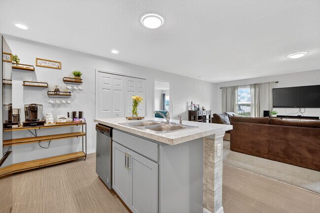 Building Photo - 644 SW Hoffenberg Ave