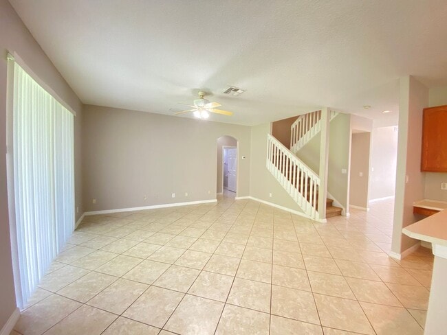 Building Photo - Spacious 4/3 Single Family Home!!