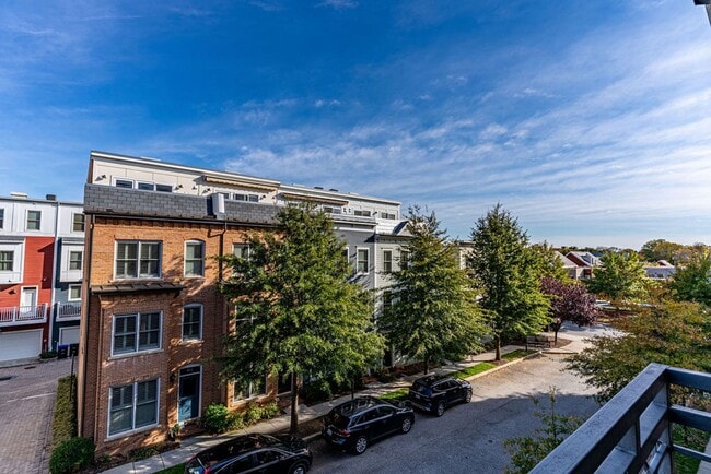 Building Photo - 2 Bed, 2 Bath Condo Bathed in Natural Light