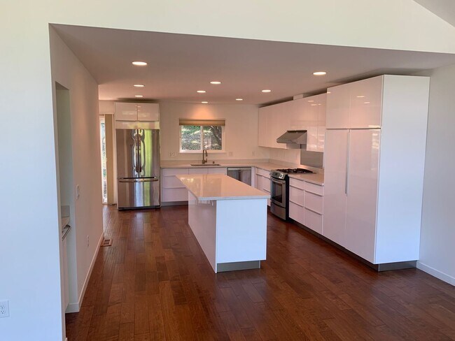 Building Photo - Updated 3 bedroom 2 bathroom Single Family...