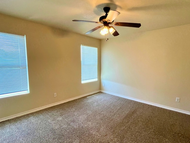 Building Photo - Charming 3 Bedroom Townhome Near Medical Center and Ingram Park