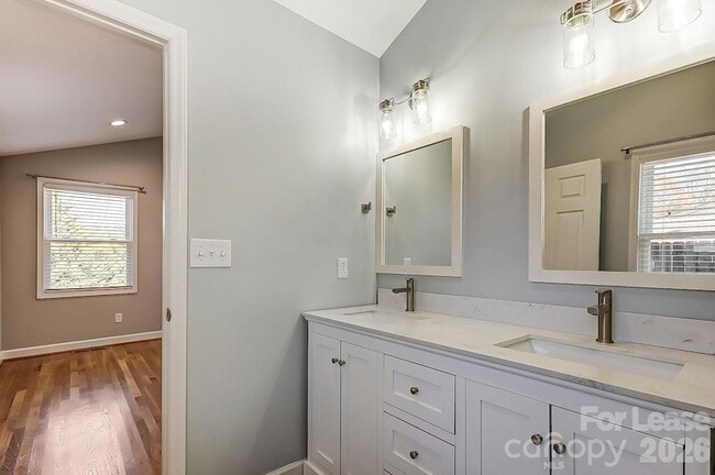 Building Photo - 10 Spruce Pine Dr