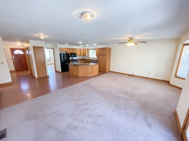 Building Photo - 3 bedroom, 2 bath - HOME IN NORTH HILLS WI...