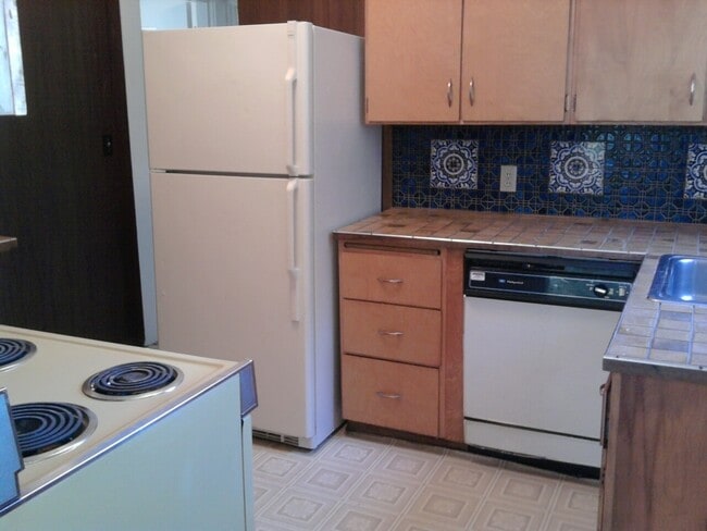 Building Photo - Bungalow on Corner Lot in University District!