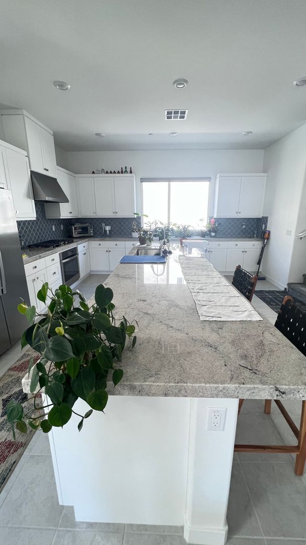 Building Photo - Beautiful furnished 4 bedroom Townhouse!