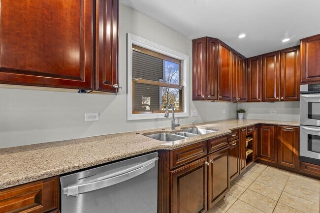 Building Photo - Updated 2-Story Home in Desirable Deerpath Subdivision - Available Immediately.