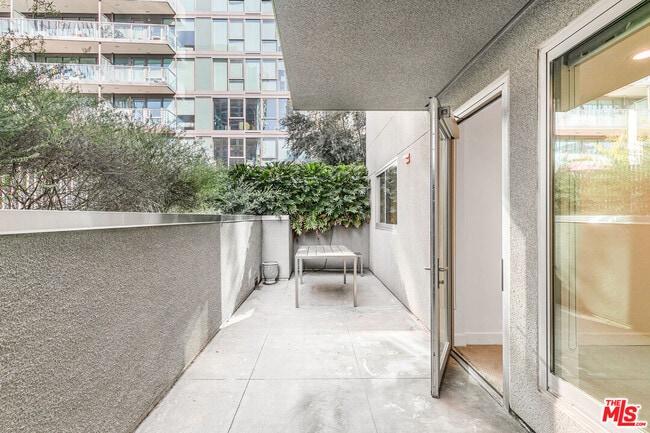 Building Photo - 901 Flower St