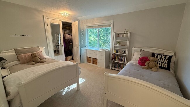 Building Photo - Pristine Single-Family Home in the Heart o...