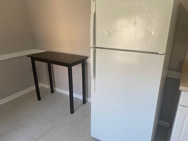 Building Photo - Duplex close to KU Med and close to entertainment and shopping