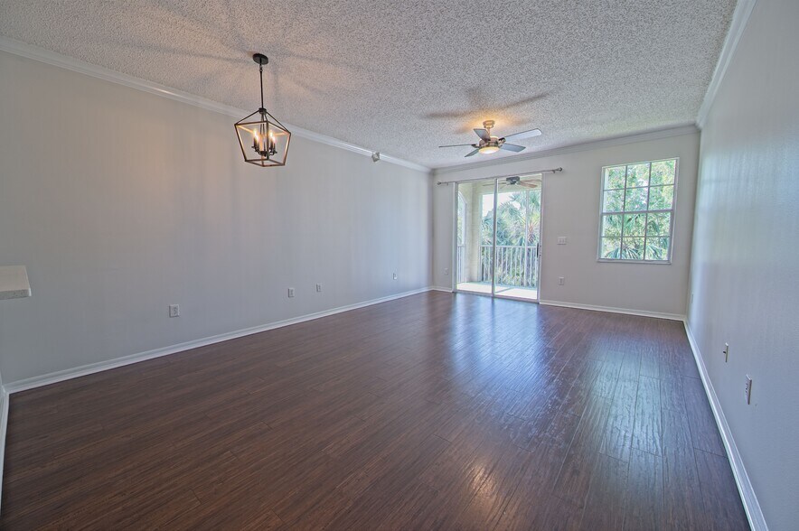 Building Photo - 5701 Bentgrass Dr