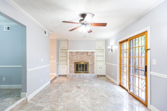 Building Photo - 2bd Townhome in the Heart of Tucker