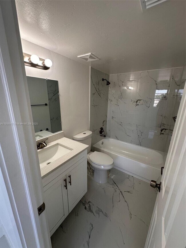 Building Photo - 1021 Twin Lakes Dr