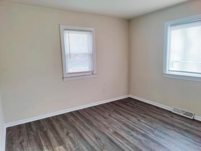 Building Photo - 478 Robbe Ave
