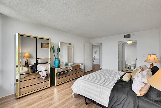 Building Photo - 7835 Lakeside Blvd