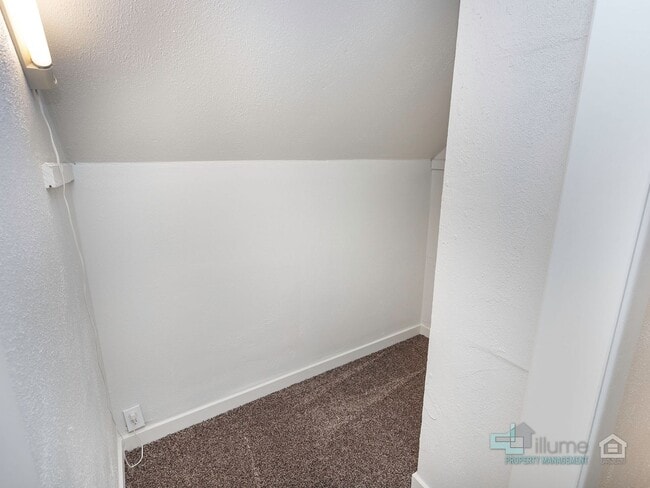 Building Photo - Beautifully Renovated furnished 3-Bedroom ...