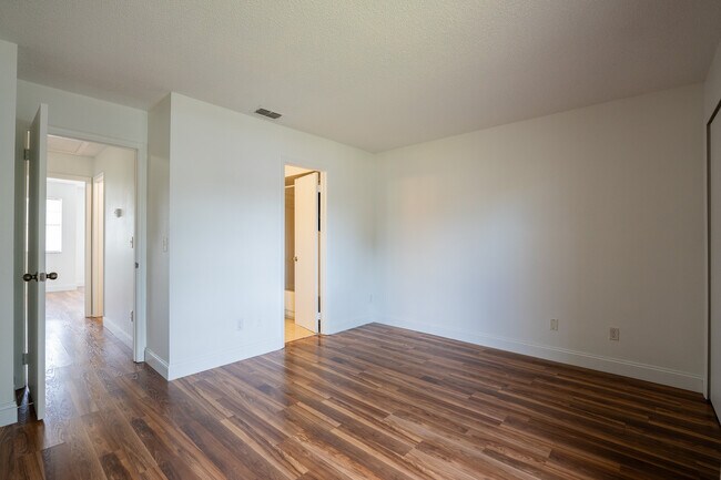Building Photo - 156 Ivy Ln