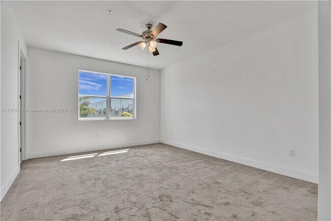 Building Photo - 400 NE 35th Ct