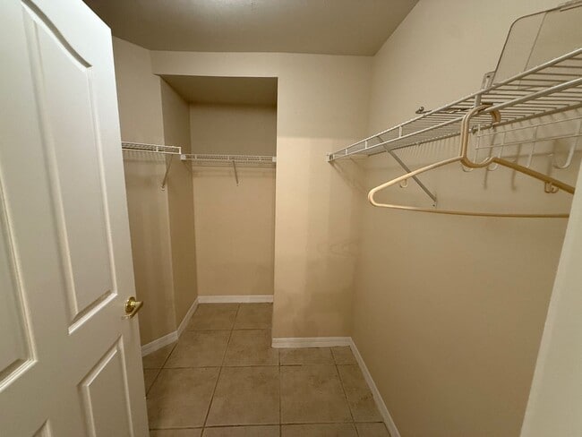Building Photo - Great Condo in the NW