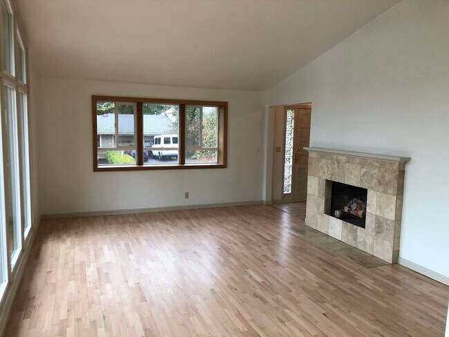 Building Photo - Updated 3 bedroom 3 bath house in Eugene!