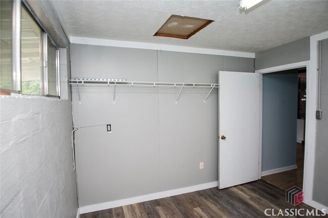 Building Photo - 1224 Hull Rd