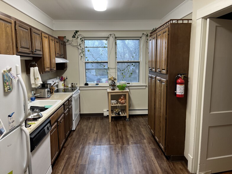 Building Photo - 413 Ronalds St