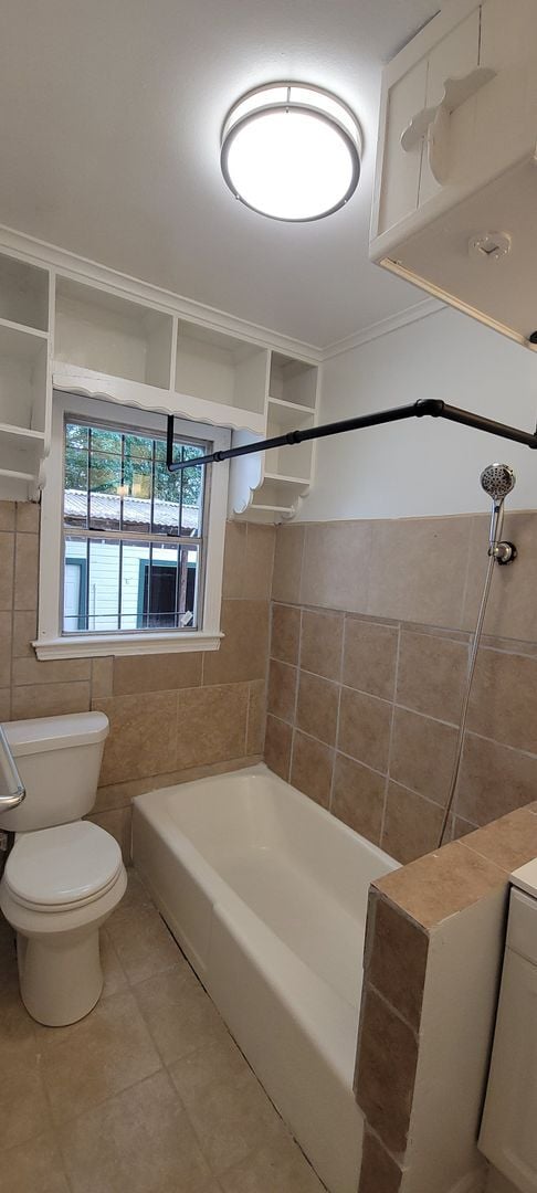 Building Photo - Amazing 4 bedroom/2 bath Two-story home wi...