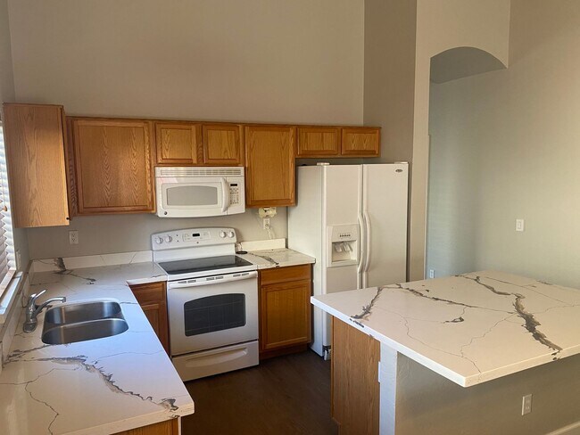 Building Photo - 3 bed 2 bath