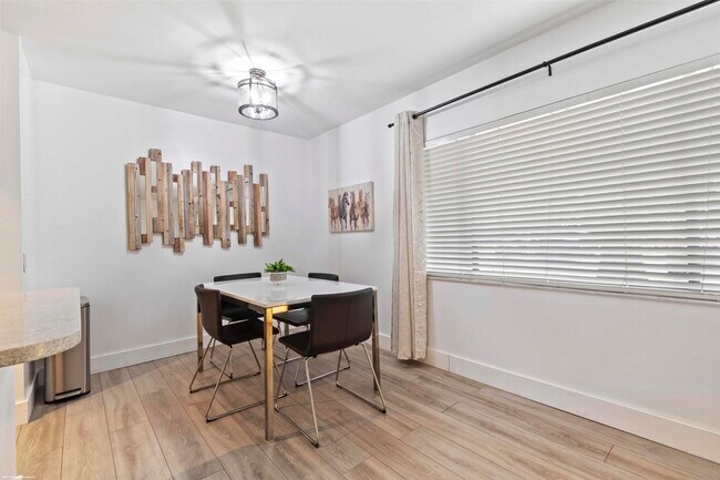 Building Photo - 711 Forest Club Dr