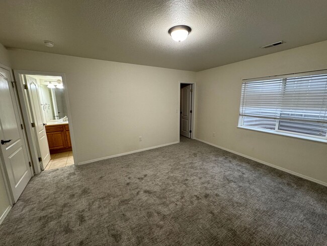 Building Photo - 4 Bedroom + Home Office in D20 Home in Nor...