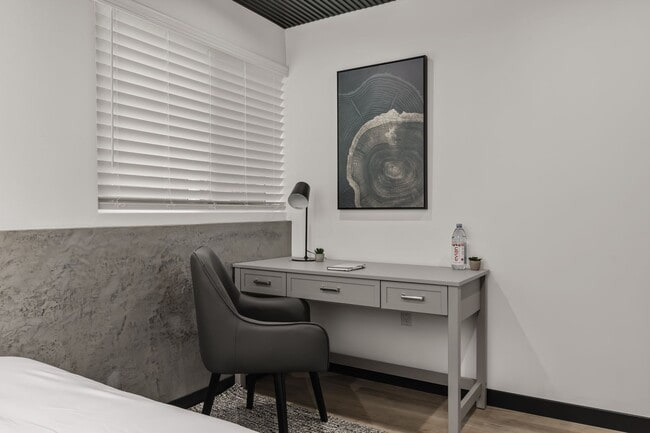 Building Photo - A 5 bedroom, 4 bathroom Fully Furnished Apartment at 1515 1/2 Selby Ave.