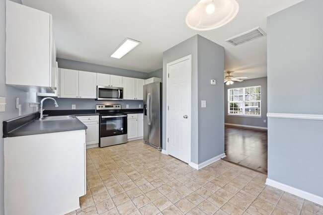 Building Photo - 3911 Hathaway Hills Dr