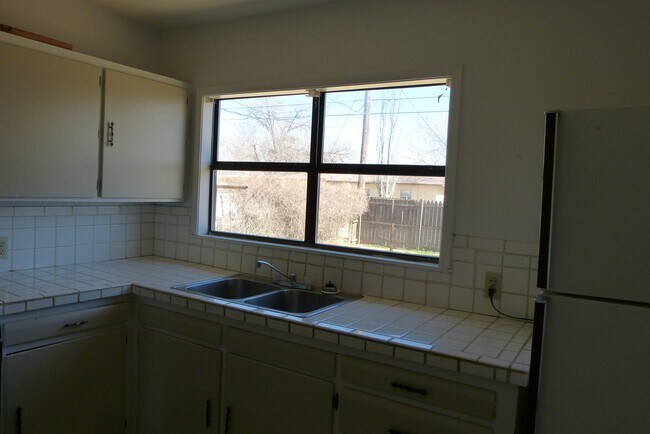 Building Photo - Cute 3 bedroom!