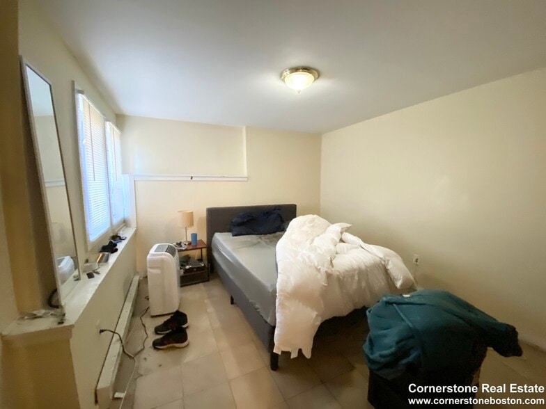 Building Photo - 33 Lawn St