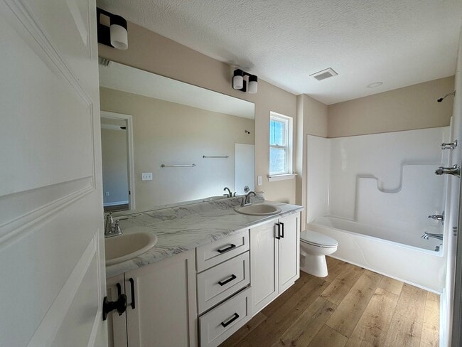 Building Photo - 3 Bed 2 bath