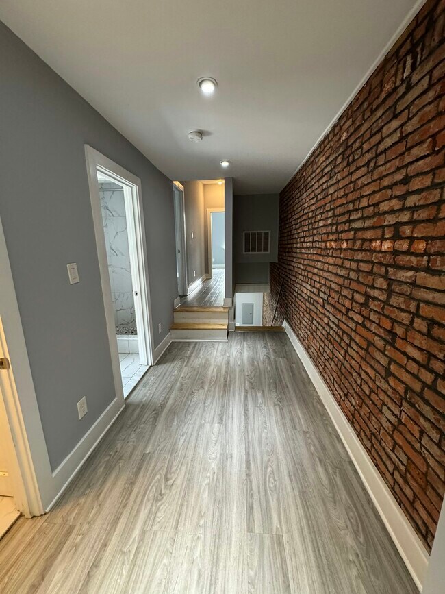 Building Photo - 1522 N Willington, Unit 2