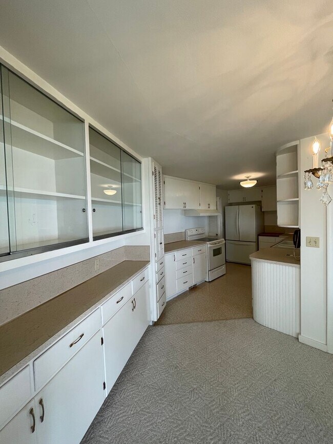 Building Photo - 302 N Crestview Dr