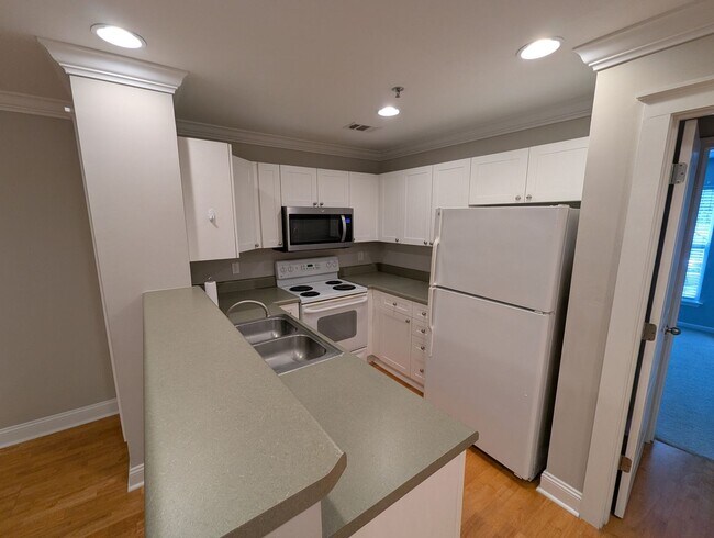 Building Photo - 490 S Barnett Shoals Rd