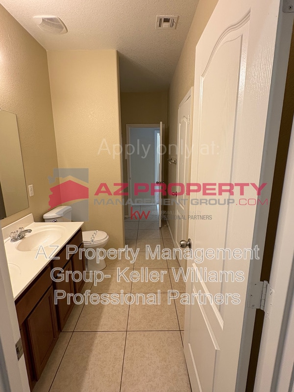 Building Photo - 812 S 178th Ln