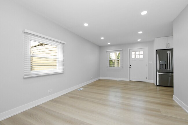 Building Photo - 7800 W Kingston Dr