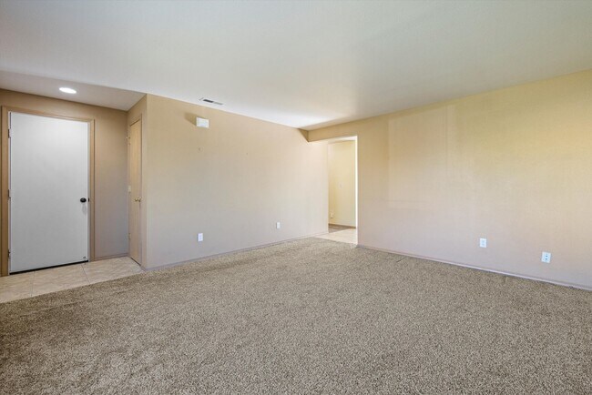 Building Photo - Charming 3-Bed, 2-Bath Single-Family Residence Near Rd 68!