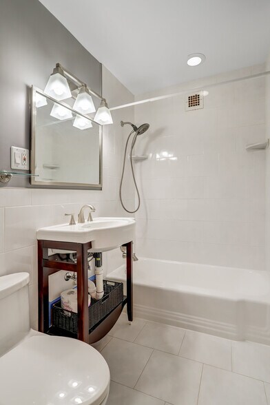 Renovated bathroom - 3000 Spout Run Pky
