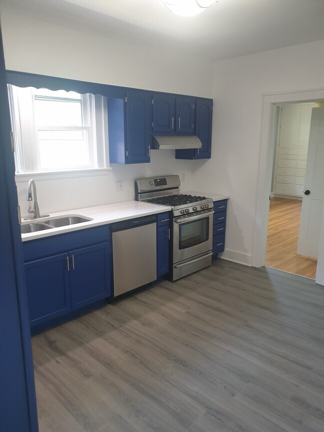 Building Photo - 115 7th Ave