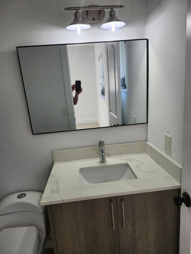Building Photo - CUTE AS A BUTTON DUPLEX FOR ANNUAL RENT!  ...