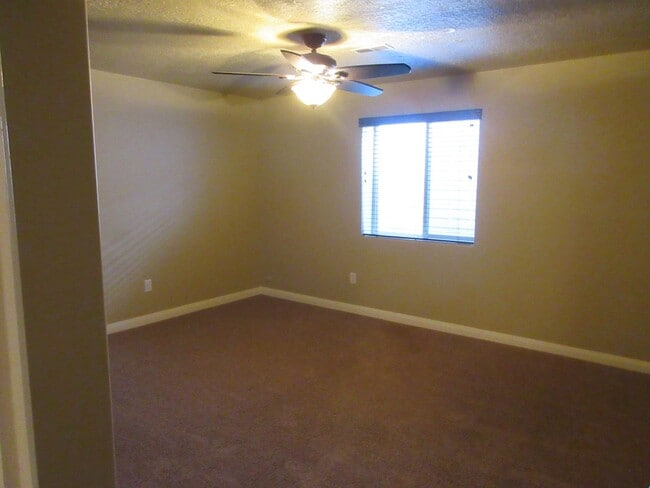 Building Photo - Move-In Bonus!!! 5 bedroom, 3 bath Single Family Home