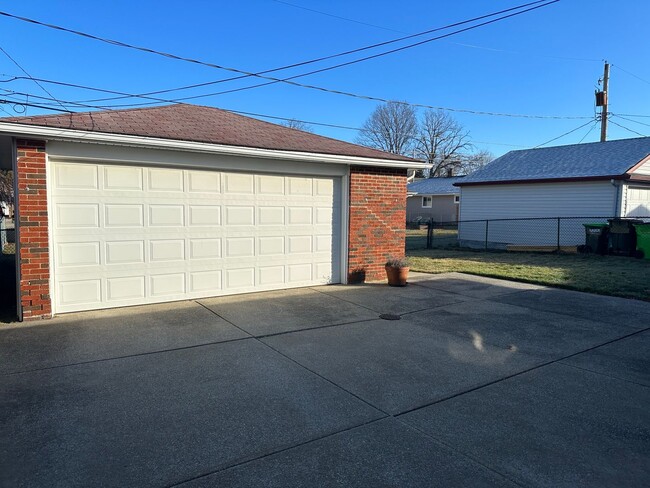 Building Photo - Multi Family Home 3 Bedroom and 2 Bath Com...