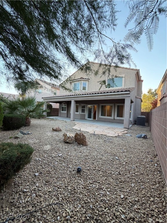 Building Photo - 1016 Bonitos Suenos St