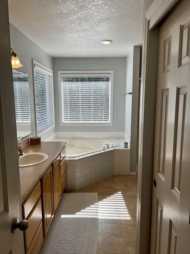 Building Photo - Spacious 4 bed 2.5 bath just off Amity and...