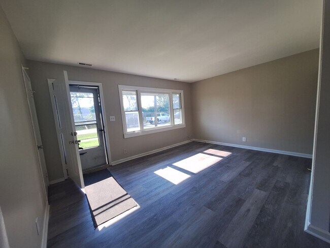 Building Photo - Three bedroom ranch in Roseville
