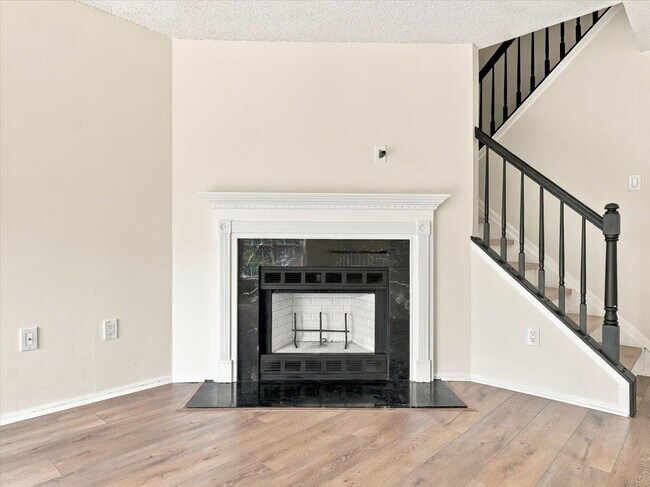 Building Photo - 10 Cottonwood St